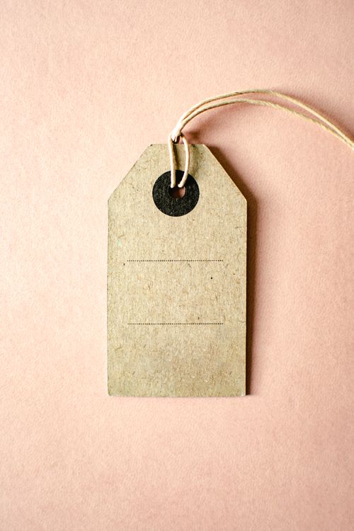 Une étiquette de prix en papier kraft, prête à être attachée à un produit